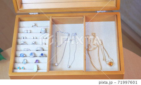 リングとネックレスがたくさん並べられたジュエリーボックス 71997601