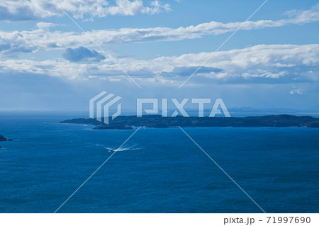 コバルトブルーの美しい海と網地島 71997690