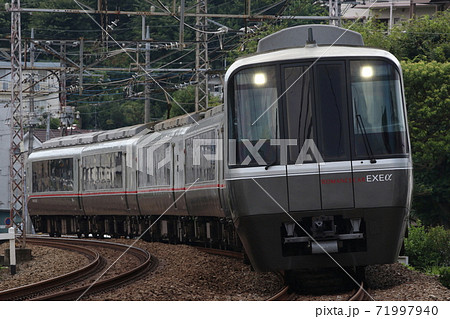 小田急線 玉川学園前 鶴川のカーブを駆けるロマンスカー Exeaの写真素材