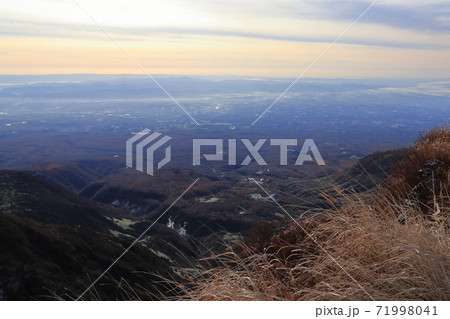 那須連峰　朝日岳山頂より那須町方面を俯瞰する 71998041