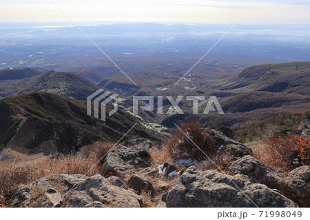 那須連峰 朝日岳山頂より那須町方面を俯瞰する 那須連峰 朝日岳山頂より那須町方面を俯瞰する 71998049