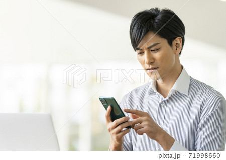 スマートフォンを操作する若い男性 71998660
