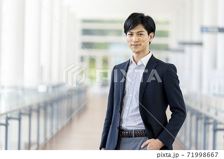 30代の男性 ポートレート オフィスカジュアル イメージ 30代の男性 ポートレート オフィスカジュアル イメージ 71998667