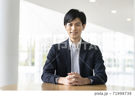 カメラ目線で微笑む若い男性 カメラ目線で微笑む若い男性 71998736