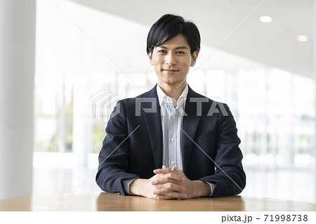 カメラ目線で微笑む若い男性 カメラ目線で微笑む若い男性 71998738