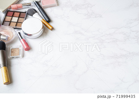 大理石の板に置かれたメイク道具一式の俯瞰 71999435