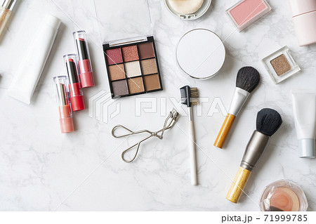大理石の板に置かれたメイク道具一式 71999785