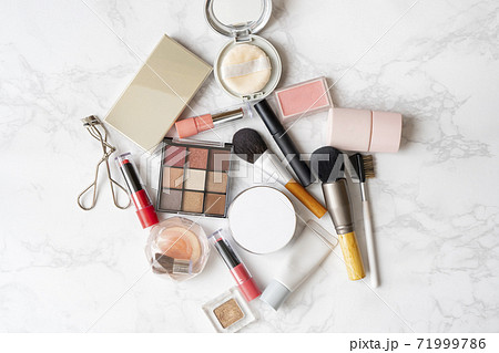 大理石の板に置かれたメイク道具一式 71999786