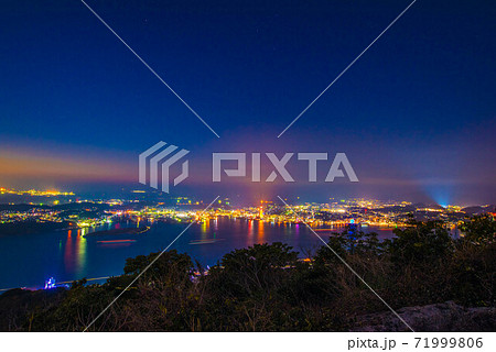 九州と本州 関門海峡夜の眺め 九州と本州 関門海峡夜の眺め 71999806