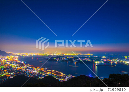 九州と本州　関門海峡夜の眺め 71999810