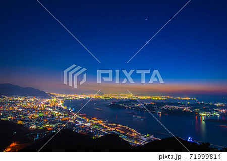 九州と本州 関門海峡夜の眺め 九州と本州 関門海峡夜の眺め 71999814
