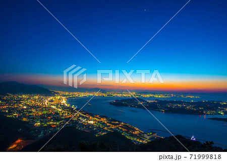 九州と本州 関門海峡夜の眺め 九州と本州 関門海峡夜の眺め 71999818