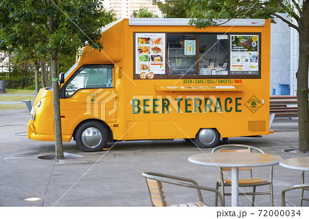 街中の公園の移動販売車 街中の公園の移動販売車 72000034