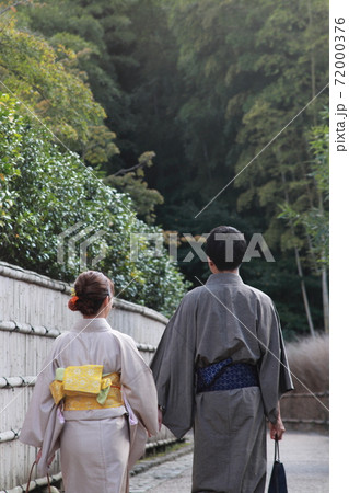 京都で見かけた着物姿のカップルの写真素材