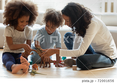 Pleasant black female tutor explaining children interesting facts about dinosaurs 72001656