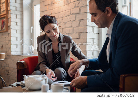 Business-team having a meeting at a coffee bar 72007018