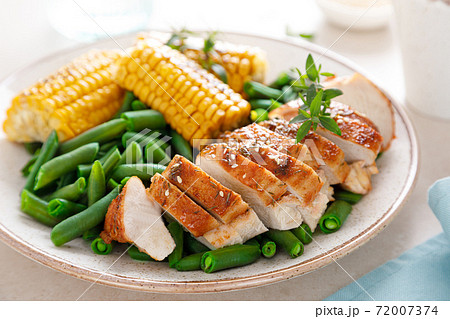 Chicken breast roasted with green beans, corncobs and gravy for lunch 72007374