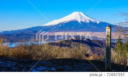 石割山山頂から望む富士山（冬） 72007397
