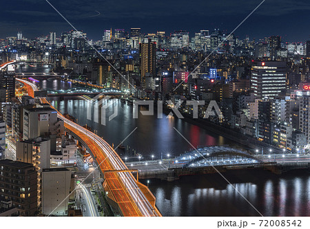 [東京・浅草] 浅草の隅田川とビル群の夜景空撮 72008542
