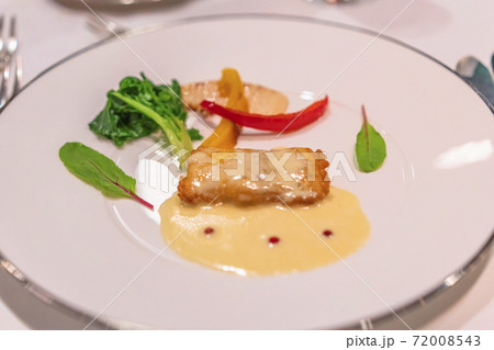 フレンチ料理のオードヴルの黄と赤ピーマン,ホワイトソースのパン粉魚とサラダの盛り合わせ。 72008543