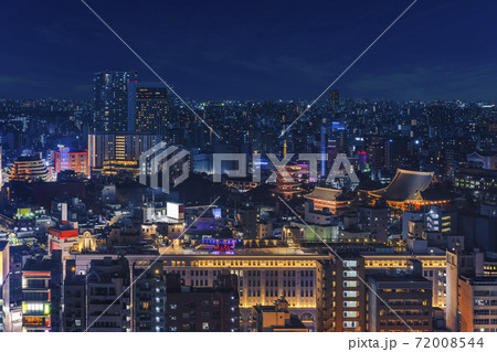 [東京・浅草] ライトアップされる浅草の浅草寺とビル群の夜景空撮 72008544