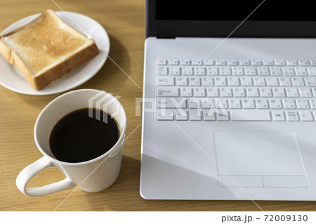 朝食を食べながら、ノートパソコンを使う、イメージ 72009130