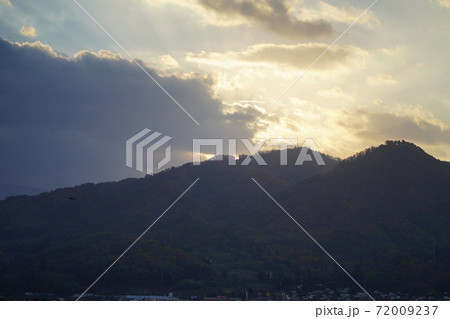 山と雲と陽射しの風景　秋 72009237