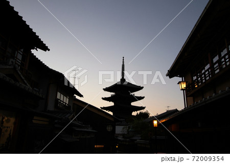 京都、夕暮れの八坂の塔 京都、夕暮れの八坂の塔 72009354