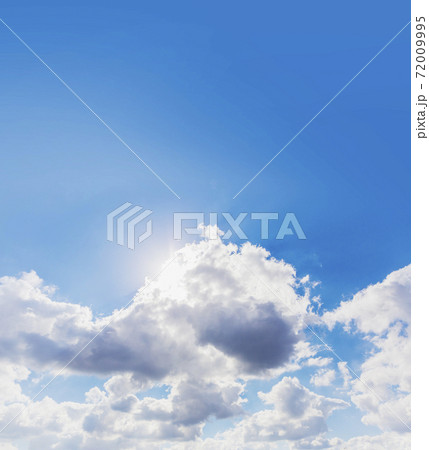 青い空 ブルー 白い雲 晴れ 空の写真素材