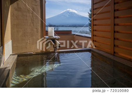 Outdoor hot-spring bath with the beautiful view of Mountain Fuji and Lake Kawaguchiko in Japan 72010080