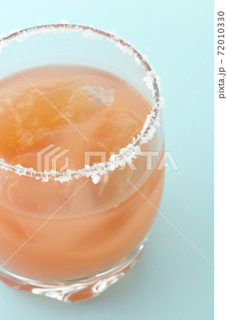 グラスの縁に塩が付いているピンクソルティドッグ 72010330