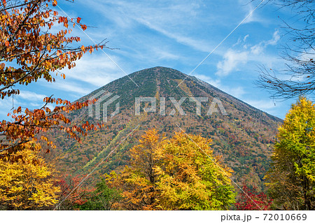中禅寺湖　歌ヶ浜付近から見た男体山　紅葉景色　秋景色　　 72010669