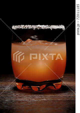 グラスの縁に塩が付いているピンクソルティドッグ 72011185