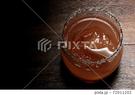 グラスの縁に塩が付いているピンクソルティドッグ 72011202