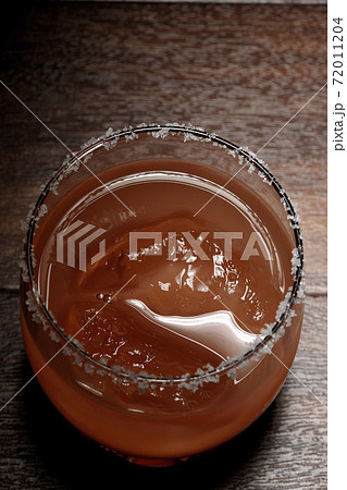 グラスの縁に塩が付いているピンクソルティドッグ 72011204