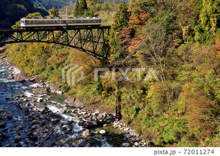 橋梁を渡る富山地方鉄道の電車 橋梁を渡る富山地方鉄道の電車 72011274