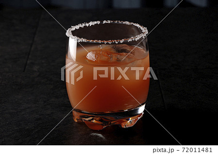 グラスの縁に塩が付いているピンクソルティドッグ 72011481