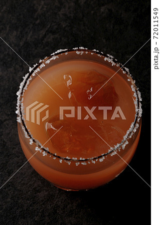 グラスの縁に塩が付いているピンクソルティドッグ(俯瞰) グラスの縁に塩が付いているピンクソルティドッグ(俯瞰) 72011549