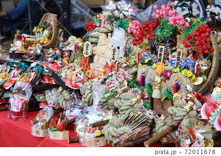 新年の商売繁盛家内安全を祈って酉の市の熊出 72011678