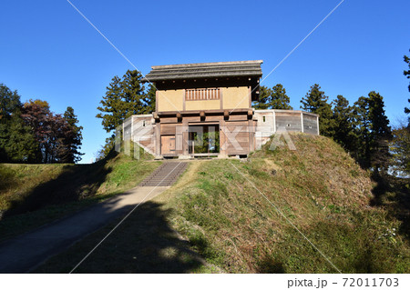 箕輪城跡　郭馬出しに復元された櫓門 72011703