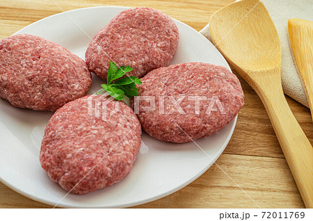 焼く前のハンバーグ 72011769