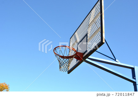 青空も背景にした屋外のバスケットボールのゴールネット・青空 72011847