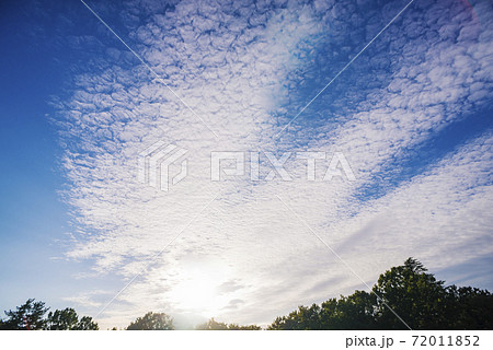 青い空 夕焼け 白い雲 晴れ 秋の空の写真素材