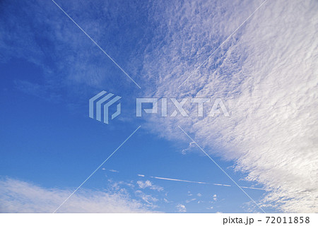 青い空 夕焼け 白い雲 晴れ 秋の空の写真素材