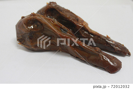 中華料理で出されるアヒルの頭の煮物の写真素材 7132