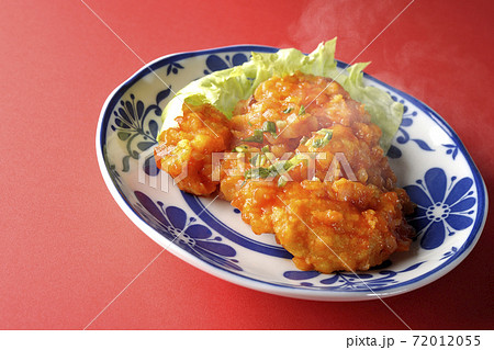 熱々エビのチリソース煮を赤い背景でシンプルに撮影 72012055