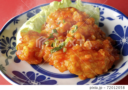 熱々エビのチリソース煮を赤い背景でシンプルに撮影 72012058