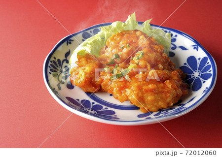 熱々エビのチリソース煮を赤い背景でシンプルに撮影 72012060