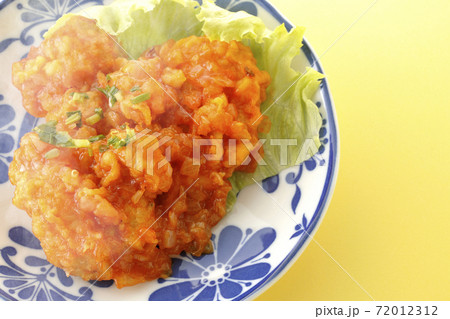 熱々エビのチリソース煮を単品でシンプルに撮影（俯瞰） 72012312