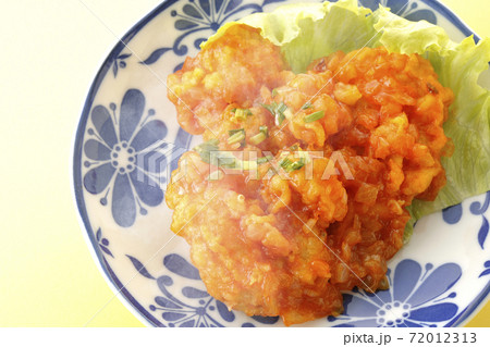 熱々エビのチリソース煮を単品でシンプルに撮影（俯瞰） 72012313